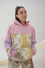 Canguro deportivo con capucha, color rosa y lila, con estampado de hojas y flores.