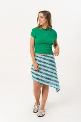 Minifalda con estampado geométrico en tonos celeste, blanco y verde.