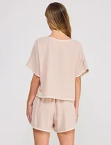 Short de tiro alto color beige, confeccionado en mezcla de lino y viscosa, con cintura elastizada y detalles bordados en el ruedo.