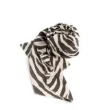Pashmina rectangular con estampado animal print de cebra en tonos blanco y negro, con bordes desflecados.