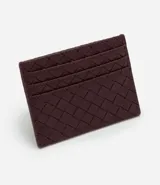 Tarjetero pequeño de material sintético color borgoña, con textura trenzada (tressê) en todo su exterior. Posee múltiples ranuras para tarjetas.