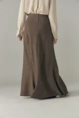 Falda larga color marrón con textura, corte a la cintura y ruedo amplio.