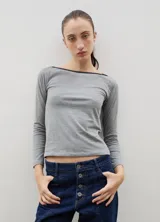 Remera básica de manga larga con escote bote y ajuste al cuerpo.