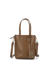 Cartera tipo bolso de mano color marrón con textura efecto cocodrilo. Cuenta con doble asa superior, correa ajustable y desmontable, cierre principal con cremallera y un llavero decorativo con el logo de la marca.