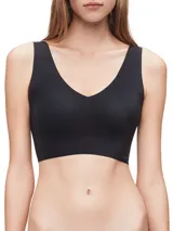 Bralette negro de microfibra sin costuras, con copas sin relleno y tirantes no ajustables.