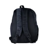 Mochila Umbro color negro con estampado abstracto en la parte inferior y logo de la marca en gris. Cuenta con un bolsillo frontal con cierre vertical y dos bolsillos laterales de malla.