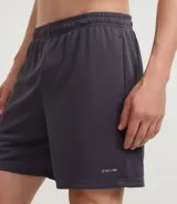 Bermuda masculina color gris oscuro con textura de microperforaciones, cintura elástica con cordón ajustable y bolsillos.