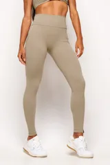 Calza deportiva de tiro alto confeccionada en poliamida y elastano, con diseño minimalista y ajuste compresivo que realza la silueta.