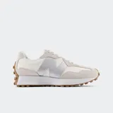 Championes New Balance 327 de diseño retro con capellada en tonos beige y off-white, con el logo 'N' lateral metalizado en color plateado, suela blanca y suela exterior de goma marrón con tacos extendidos.