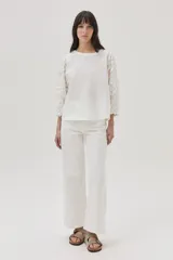 Blusa blanca de lino con mangas 3/4 con detalles de encaje.