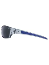 Lentes de sol Caterpillar con armazón envolvente de color gris translúcido y detalles en azul en las patillas. Presentan cristales oscuros con el logo de la marca grabado en la lente izquierda y en el lateral.