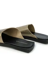 Sandalias doradas de cuero, con base plana negra.