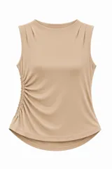 Musculosa color beige sin mangas, con cuello redondo y fruncido lateral ajustable en el costado izquierdo.