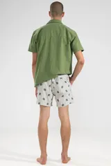 Short de baño blanco con rayas verticales finas color verde oliva y estampado de flores de sol en verde oliva.