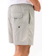 Short de baño negro de taslon de secado rápido, con moldería clásica, cintura elástica con cordón blanco para ajuste y un pequeño parche cuadrado con una letra 'F' en la parte inferior izquierda.