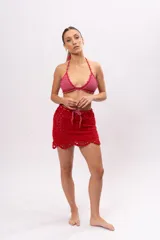 Minifalda tejida a crochet color rojo, con cintura con cordón ajustable rosa.