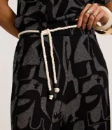 Pantalón recto acanalado confeccionado en viscosa con estampa abstracta, trabillas en la cintura y cinturón de cuerda.