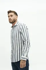 Camisa de manga larga de lino y algodón, color blanco con rayas verticales en tonos gris y beige. Presenta un corte semi slim y un pequeño logo bordado en el pecho.