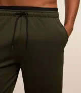 Bermuda deportiva modelo long, confeccionada en microfibra técnica de secado rápido. Presenta cintura elástica con cordón de ajuste interno y bolsillos laterales. Diseño liso de corte recto ideal para entrenamiento.