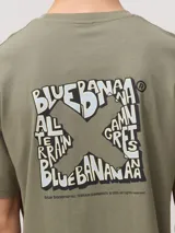 Camiseta verde militar de algodón orgánico, de corte oversize, con estampa en la espalda.