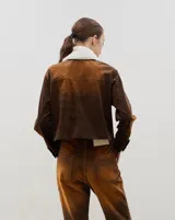 Chaqueta corta de pana con efecto gastado, cuello de piel sintética desmontable, cierre frontal con botones y bolsillos delanteros con solapa.