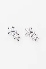 Par de caravanas plateadas con forma de flor doble.