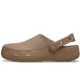 Zuecos Crocs modelo Classic Crafted Clog, de color beige, con parte superior de lona textil y suela de goma Croslite. Incluye correa de talón pivotante y detalles de la marca en el lateral.