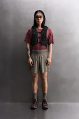 Short deportivo de trail running confeccionado en tejido técnico elástico con textura. Presenta una cintura elástica ancha con compartimentos integrados, bolsillo trasero con cierre y aberturas laterales en el bajo.