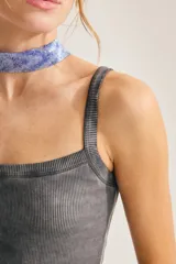Musculosa de morley color lila, de corte ajustado, escote recto y tirantes anchos.