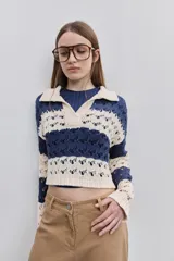 Sweater de punto calado a rayas horizontales marrones y beiges, con cuello tipo polo y escote en V.