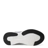 Championes deportivos Umbro modelo Vega, color negro con detalles en blanco. Presentan un diseño de malla transpirable, cierre con cordones y suela con amortiguación.