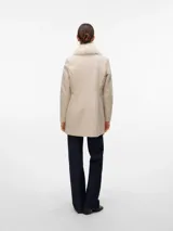 Campera midi de paño color beige con cuello de piel sintética desmontable, cierre frontal de botones y bolsillos laterales.