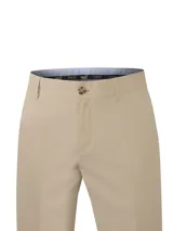 Pantalón de gabardina color beige, de corte regular y tiro medio. Cuenta con cierre de botón y cremallera, bolsillos laterales y bolsillos traseros.