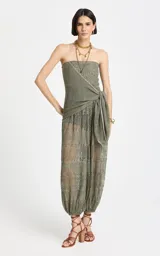 Mono largo strapless de tejido de punto con lurex color verde militar, con diseño translúcido y detalle de lazo cruzado en la cintura.