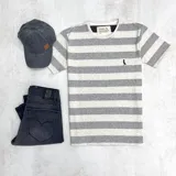 Remera de algodón a rayas horizontales grises y blancas, con logo bordado en el pecho.