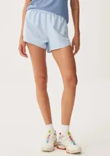 Short deportivo celeste con cintura elástica y aberturas laterales en el dobladillo.