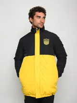 Parka negra con detalles en amarillo y escudo del Club Atlético Peñarol en el pecho.