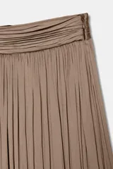 Pantalón de tiro medio con diseño plisado en toda la prenda. Presenta una cintura drapeada, pierna ancha con volumen y bajo acabado en puño. Incluye cierre lateral con cremallera oculta.