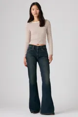 Jeans de denim azul oscuro con lavado vintage, tiro alto y corte acampanado.