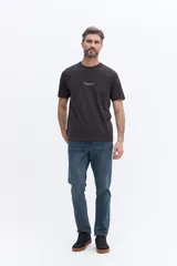 Remera de manga corta con cuello redondo y calce regular. Presenta un pequeño estampado minimalista en el centro del pecho.