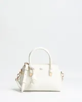 Cartera chica estilo bolso de mano XL, color blanco, confeccionada en símil cuero. Cuenta con asas cortas rígidas, correa ajustable y desmontable, cierre superior y herrajes metálicos dorados.