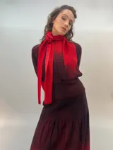 Buzo de punto confeccionado en 100% lana merino con efecto degradé en tonos azules. Presenta un diseño versátil con lazos largos que nacen de la cintura alta para anudar de diferentes formas, mangas entalladas con ojal para el pulgar y cuello redondo.