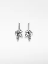 Par de aros colgantes plateados con diseño abstracto.