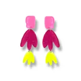 Aros colgantes con piezas geométricas de acrílico en colores rosa, fucsia y amarillo flúor.