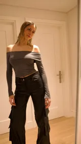 Pantalón cargo marrón de corte amplio, con bolsillos laterales con solapa y cierre.