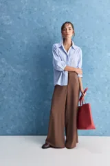 Pantalón wide leg de color negro, con cintura de tiro alto, lazo ajustable y caída fluida.