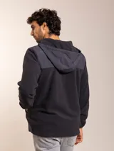 Canguro con capucha Polanco, color azul marino y negro, con cierre frontal y logo bordado en el pecho. Confeccionado en poliéster y poliamida.
