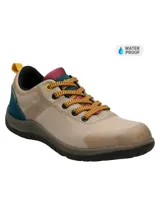 Sneaker de diseño outdoor con tecnología impermeable, capellada textil en tono beige con detalles en azul y bordó, cordones bicolores y suela de goma de doble densidad.