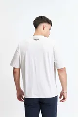 Remera de manga corta con corte boxy, cuello redondo y hombros caídos. Confeccionada en algodón, presenta un diseño holgado y recto.