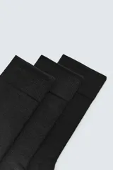 Pack de tres pares de calcetines negros, de caña media, confeccionados en tejido de punto con mezcla de algodón y acabado en rib elástico.